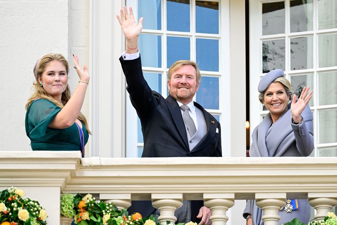 Koning Willem-Alexander, koningin Maxima en kroonprinses Amalia op het balkon van Paleis Noordeinde.