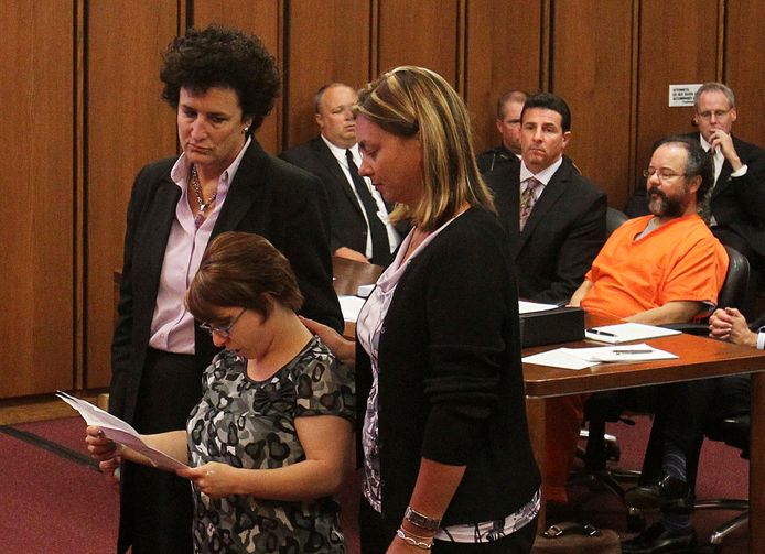 Michelle Knight getuigt tijdens het proces. Achter haar Ariel Castro in het oranje T-shirt.