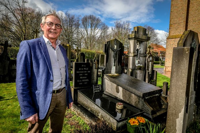 Schepen Martin Obin op het kerkhof aan de kerk in Keiem dat binnenkort verhuist.