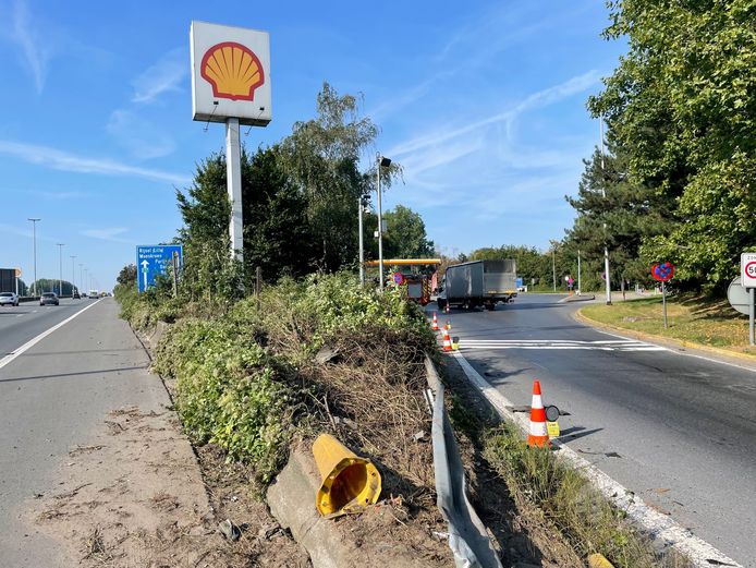 MARKE: aan het Shell tankstation crashte het Franse voertuig op een betonblok en belandde in het struikgewas.