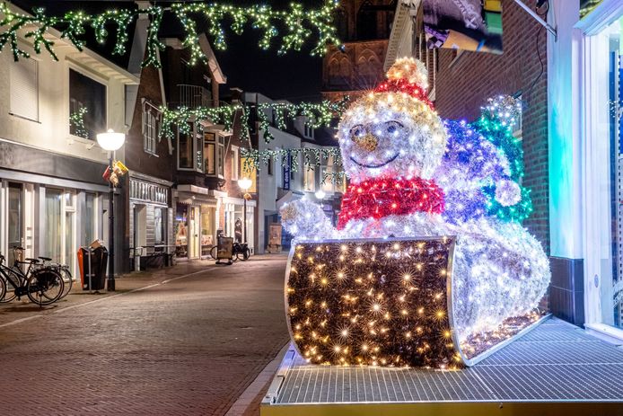 In het centrum van Oldenzaal staan diverse kerstfiguren die ook tijdens de grote Kerstmarkt van komend weekeinde te zien zijn.