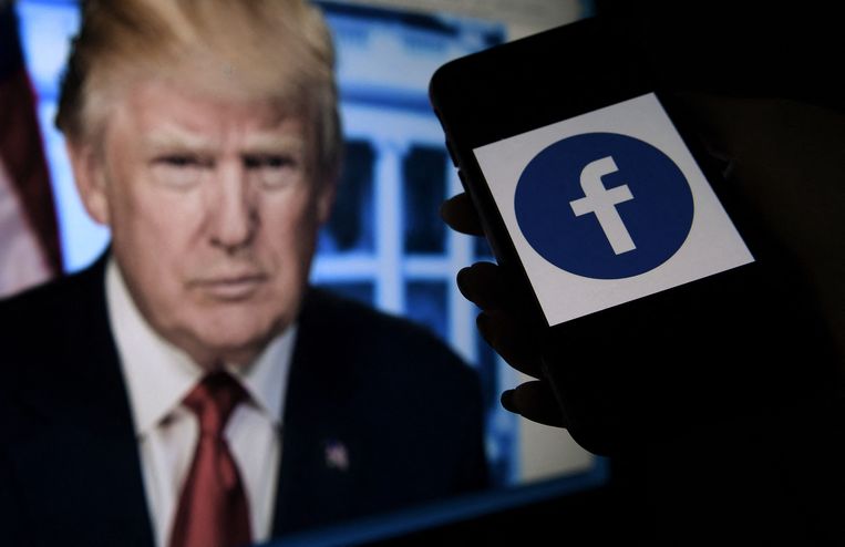 De Amerikaanse oud-president Donald Trump met rechts een telefoon met het logo van Facebook. Beeld AFP