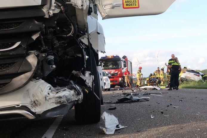 Automobilist bekneld bij ongeluk in Etten-Leur.