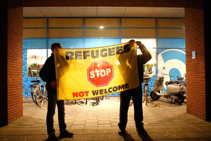 16 februari 2016: Protest in 's-Gravenzande, vlakbij het gemeentekantoor waar de raad beslist over de komst van 275 asielzoekers naar het Short Stay Hotel op een bedrijventerrein in Wateringen.