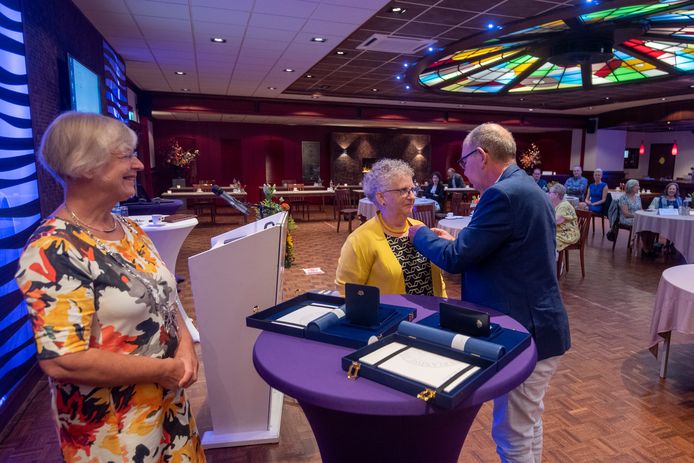 toch nog een lintje opgespeld in huissen maar dan wel door gezinslid lingewaard gelderlander nl