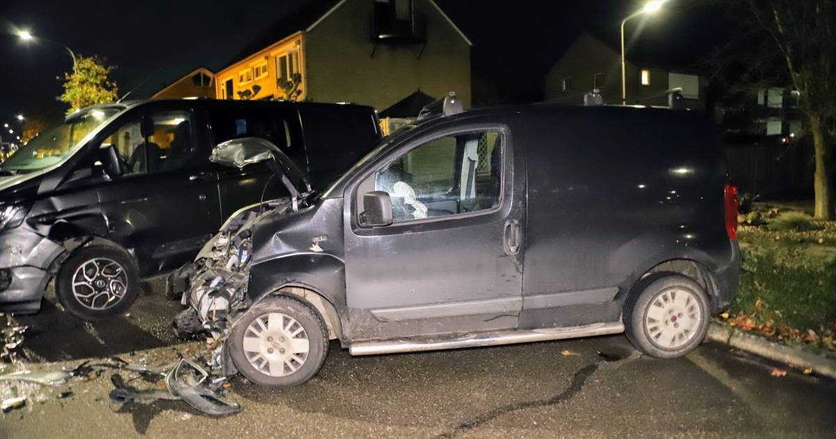 Gewonde bij botsing tussen twee bestelbussen in Beneden-Leeuwen.