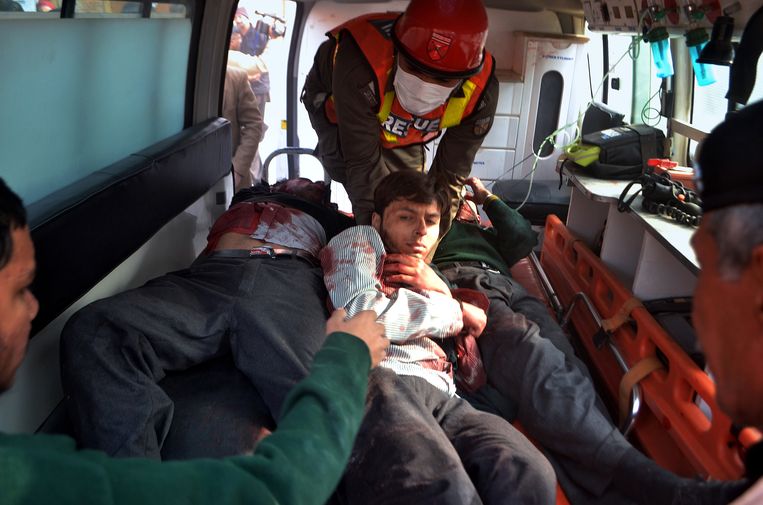 Pakistaans ambulancepersoneel behandelt slachtoffers. Beeld ap
