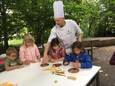 Zottegem: Bakker Bart leert de kinderen boetseren met chocolade en marsepein.