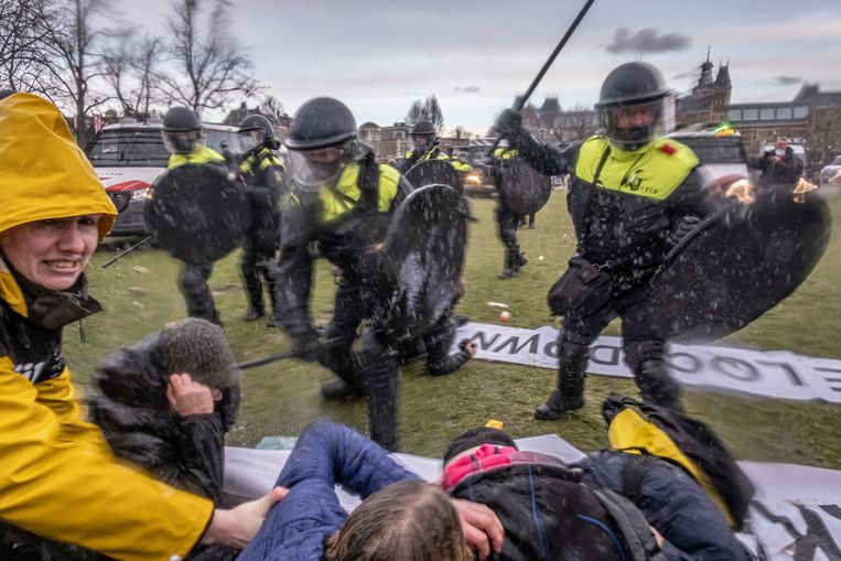 Amsterdam, eind januari 2021. De politie maakt een einde aan een illegale demonstratie tegen de coronamaatregelen op het Museumplein. Beeld Joris van Gennip