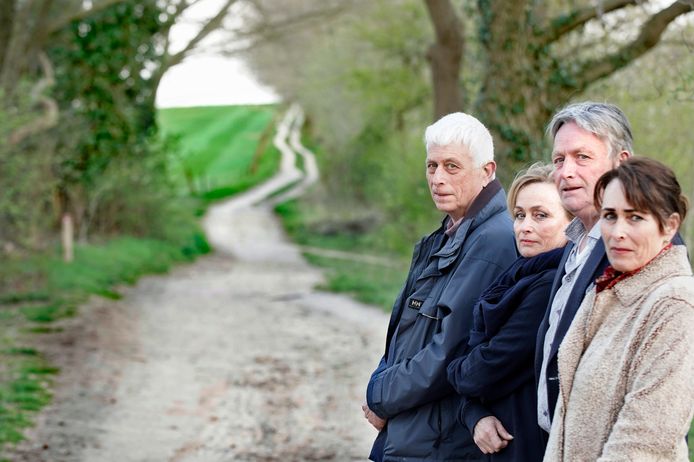 De Groesbeekse familie Janssen, vlakbij de plek waar hun overleden vader is uitgestrooid. Of het écht zijn as was? Daaraan twijfelen de broers en zussen nog steeds. (Vlnr. Dick, Marieke, Ben, Carin)