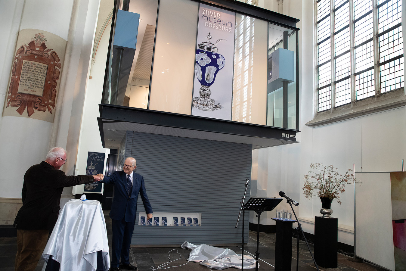Een boks van professor Pieter van Vollenhoven nadat hij het Zilvermuseum in Doesburg heeft geopend.