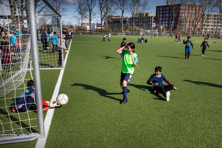 Projectleider Mats Meijerhof: ‘Wij geloven dat begeleiders die de kinderen kennen kunnen zorgen voor een positief sportklimaat.’ Beeld Werry Crone