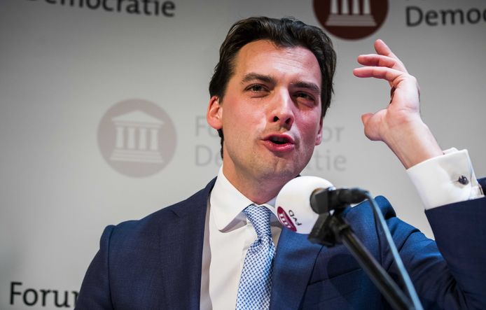 Thierry Baudet (FvD) spreekt de aanwezigen toe tijdens de uitslagenavond van de Provinciale Statenverkiezingen.