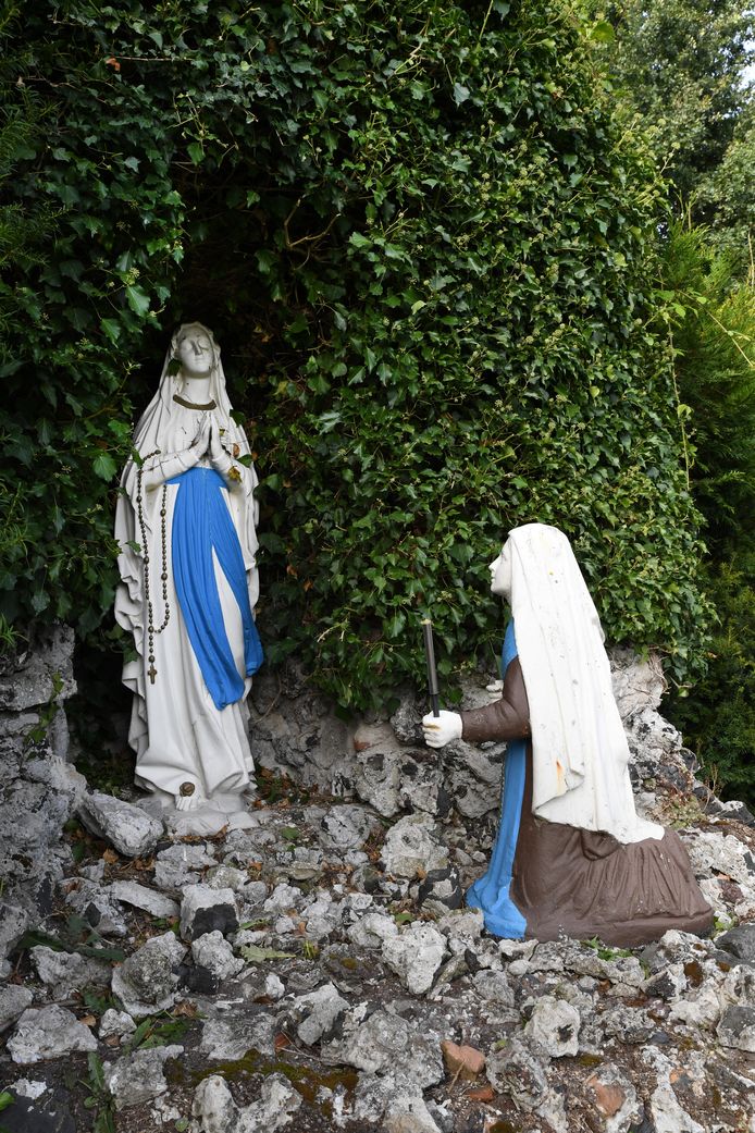 De Lourdesgrot in de tuin achter het door de zusters van Liefde verlaten klooster Nieuwenhof, dat in Moergestel aan de overzijde van zorgcentrum Stanislaus op een nieuwe bestemming wacht.