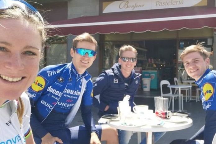 Annemiek Van Vleuten met Mikkel Honoré, Remco Evenepoel en Koen Pelgrim.