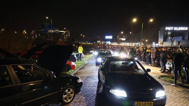 Grote carmeeting met 600 auto's op parkeerplaats in Waalwijk