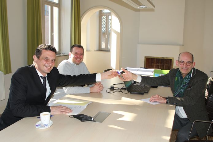 Onder meer burgemeester Marc Penxten (rechts) was van de partij bij de officiële sleuteloverhandiging.