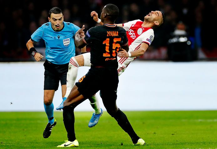 Hakim Ziyech botst op Kurt Zouma tijdens Ajax - Chelsea van vorig najaar.