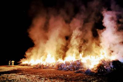 Brandweer grijpt in bij flinke buitenbrand in geoogst gras in Zoelen