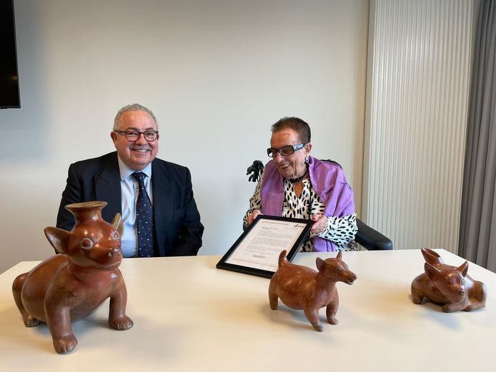 Rogelio Granguillhome Morfin en Marie-Hélène Defever samen met de Mexicaanse beelden