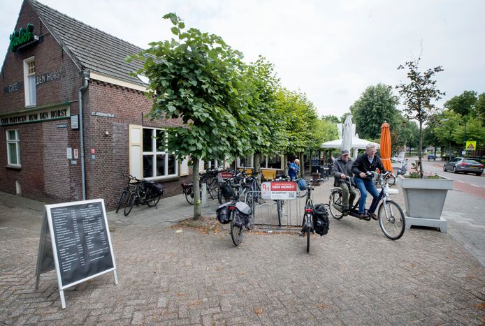 De twee naast elkaar gelegen cafés van Haghorst, Den Horst en het inmiddels verkochte Bij Verhoeven, staan op de nominatie gesloopt te worden.