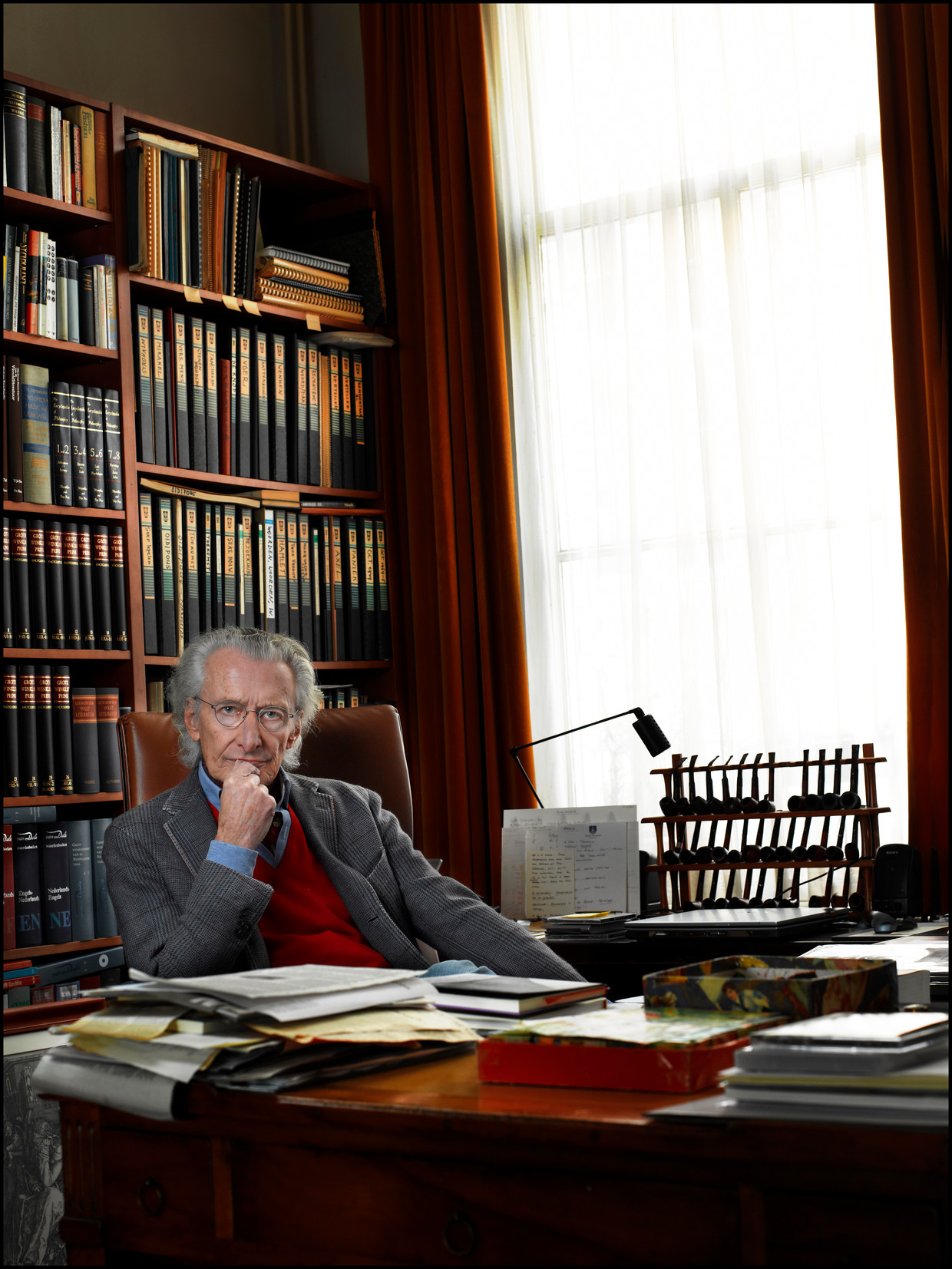Harry Mulisch in 2007 in zijn werkkamer. Onno Blom werkte aan een biografisch portret over hem. Beeld Mark Kohn