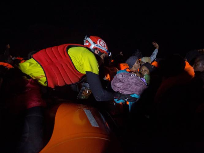 “Zo is Kerstmis op zee”: Spanje vangt migranten op die Italië en Malta weigerden