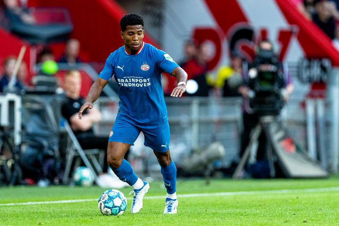 Shurandy Sambo tijdens een oefenwedstrijd van PSV.