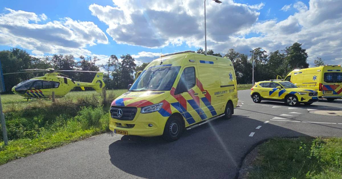 Kind mogelijk zwaargewond bij aanrijding door auto op ‘gevaarlijke’ rotonde.