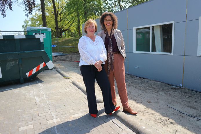 Bestuurders Ingrid van Huijkelom van SDW (links) en Marjolijne Lewis van S&L Zorg (rechts) kijken uit naar de realisatie van de nieuwe woning.