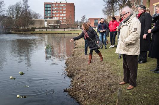 De onthulling van de bank ter herinnering aan de fatale brand trok veel nabestaanden.