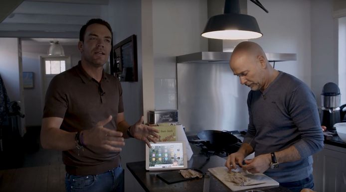 Robert Doornbos (l) en Rob Kamphues (r) gaan vanaf maandag na elke GP crashen in de keuken