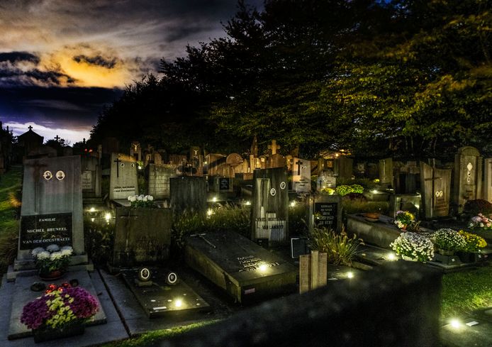 De lichtjes zorgden voor een bijzondere sfeer op het Tieltse kerkhof