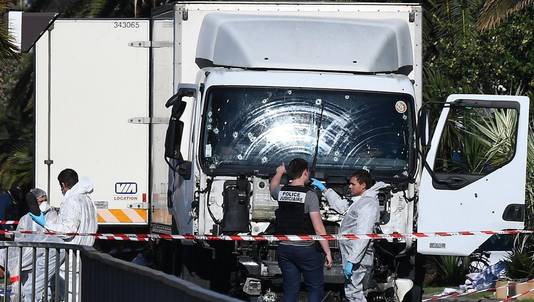 De politie onderzoekt de truck waarmee de man op de menigte inreed in Nice