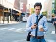 Regarder son téléphone en traversant la route n’est pas interdit, mais peut vous coûter cher