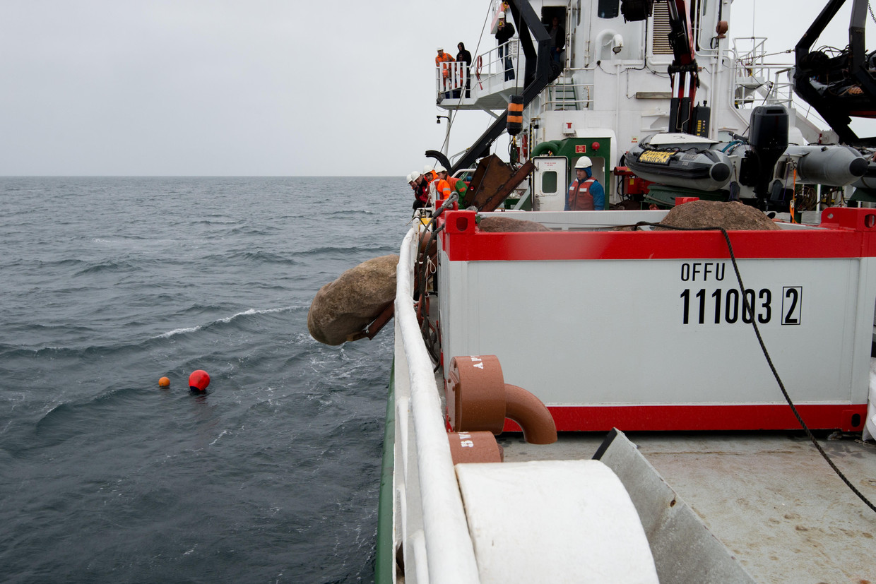 Greenpeace gooit grote zwerfkeien in zee in natuurgebied de Klaverbank, op ongeveer 160 kilometer van Den Helder. Beeld anp