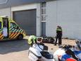 Een scooterrijder is gebotst met een auto op de Altenaweg in Waalwijk.