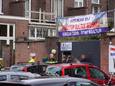 De hulpdiensten zijn vrijdag na de steekpartij in grote getale aanwezig bij de moskee.