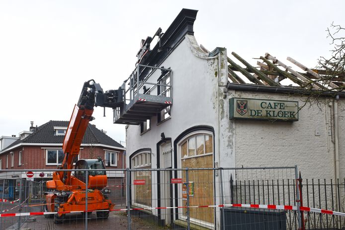 Werk in een eerder stadium aan café De Kloek.