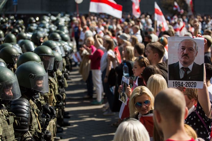 Demonstranten staan oog in oog met de Wit-Russische oproerpolitie, eind augustus 2020.