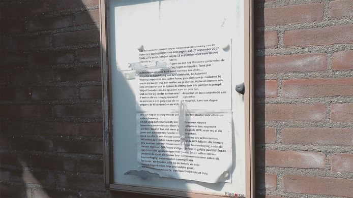 Informatiebulletin van bewonerscommissie over verkoop van het huizenblok aan Soros. Het hangt nog steeds bij het verkochte complex aan de Dr. van Voorthuijsenstraat in Velp.
