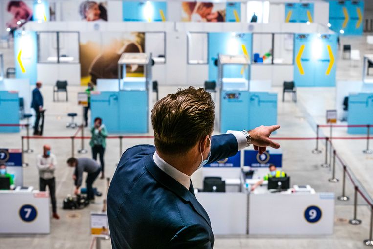 Coronaminister Hugo de Jonge tijdens een werkbezoek aan de XL vaccinatielocatie Breepark in maart. Beeld ANP