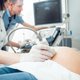 Vrouw krijgt echo en benen van baby blijken buiten de baarmoeder te zitten