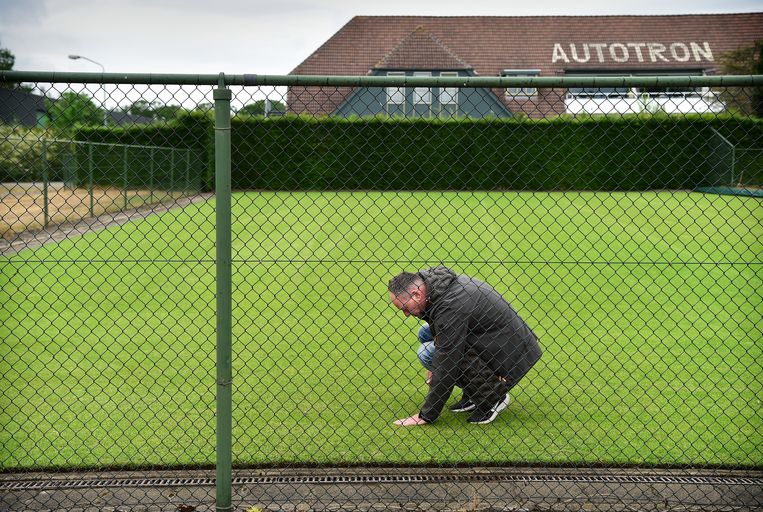 Rosmalen Groundsman Ed Hubers op een tennisbaan bij het Autotron. Beeld Marcel van den Bergh / de Volkskrant