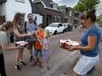 De familie Boeren - Pim, Lola, moeder Jolanda en vader Marcel - krijgt limonade in de Sluisstraat.
