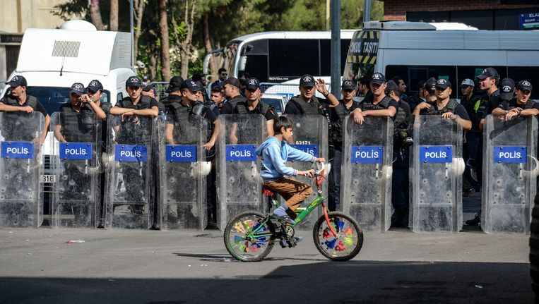 Agenten bij een pro-Koerdische demonstratie eerder deze week in Diyarbakir. Beeld afp