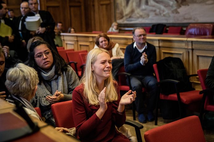 De (schoon-)familie van Permentier klapt volop als ze horen dat de spoedarts de zaal als een vrij man mag verlaten.