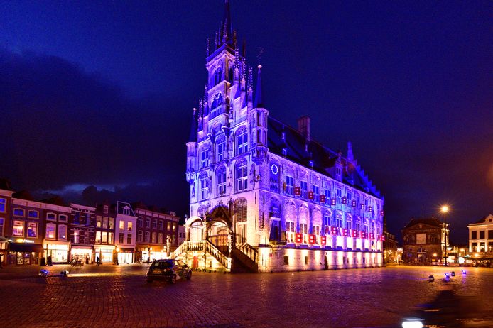 Stadhuis in Gouda uitgelicht in de kleuren van Oekraïne.