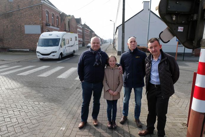 Philip en Floor Van Helmont, Marc Van Rompaey en Luc Sallaerts van het dorpscomité Leefbaar Booischot.