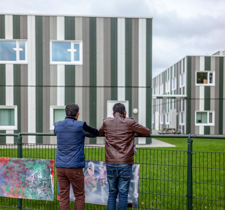 Twee Pakistanen wachten in Drachten tot hun asielaanvraag in behandeling wordt genomen.  Beeld Harry Cock